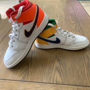 Air Jordan 1 Mid GS
Color: White/Court Purple